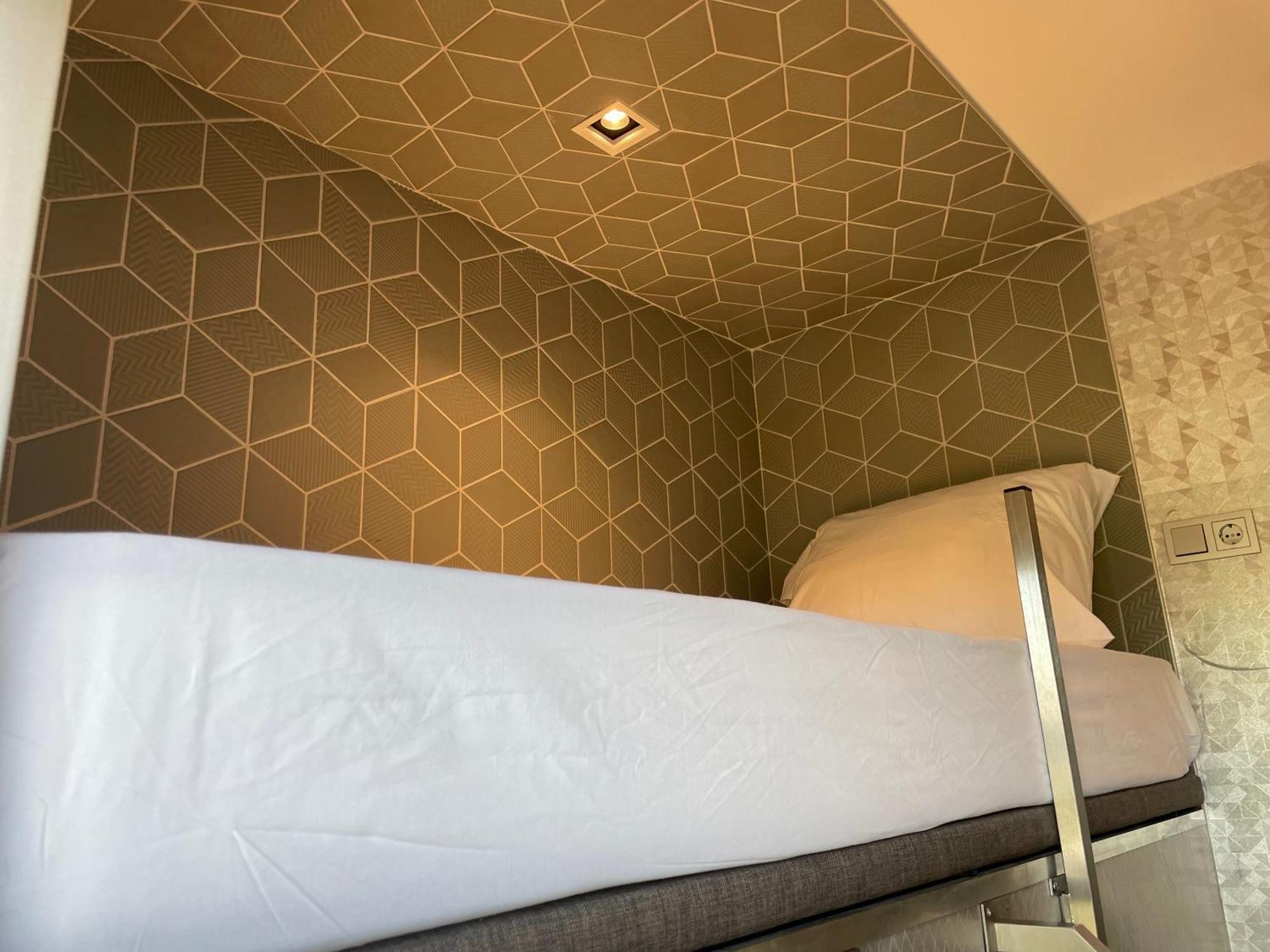 Diamond Capsule Hotel Amsterdam South Амстелвен Екстер'єр фото